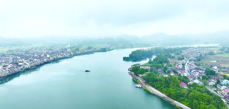 一汪碧水映青山