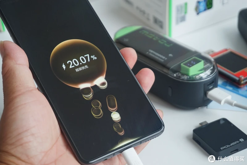 iPhone 15 的最佳伴侣!IDMIX 赛博朋克自带双线 45W PD 充电宝曝光