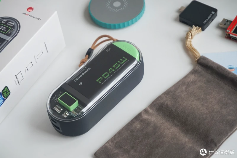 iPhone 15 的最佳伴侣!IDMIX 赛博朋克自带双线 45W PD 充电宝曝光
