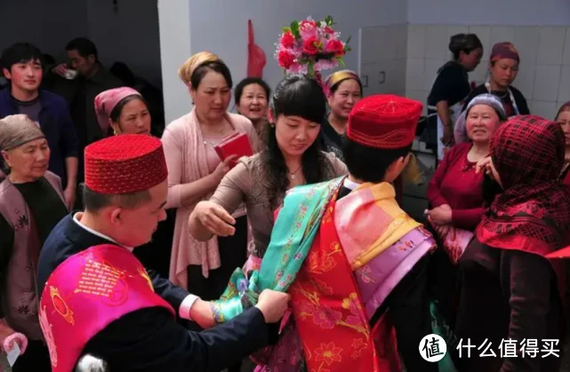 郑州小伙去新疆参加婚礼,随3000元大礼,入座惊呼:新疆人真会吃
