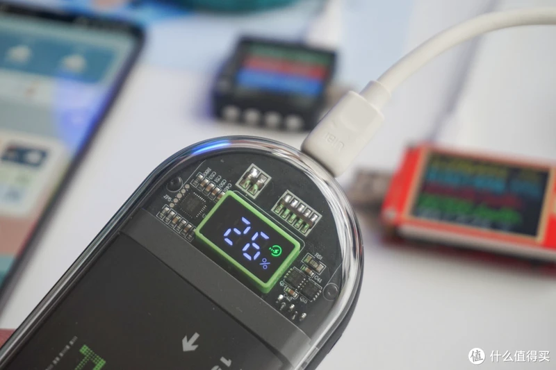 iPhone 15 的最佳伴侣!IDMIX 赛博朋克自带双线 45W PD 充电宝曝光