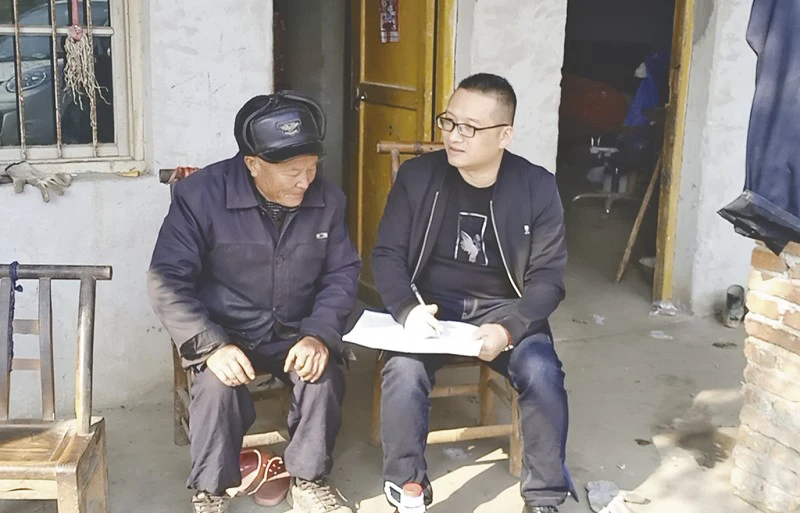 怀抱公心如磐石 服务群众不辞辛