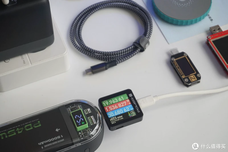 iPhone 15 的最佳伴侣!IDMIX 赛博朋克自带双线 45W PD 充电宝曝光