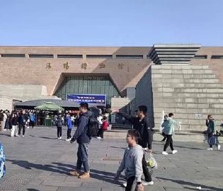 游客打卡洛阳博物馆