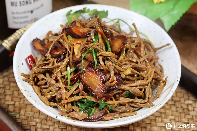 吃干豆角，要记住“先油后水”，熟得快还软乎，味道香入味好吃
