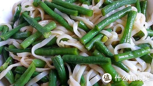 豇豆角现在正便宜，简单处理一下，留着冬天吃，炖肉蒸包子少不了