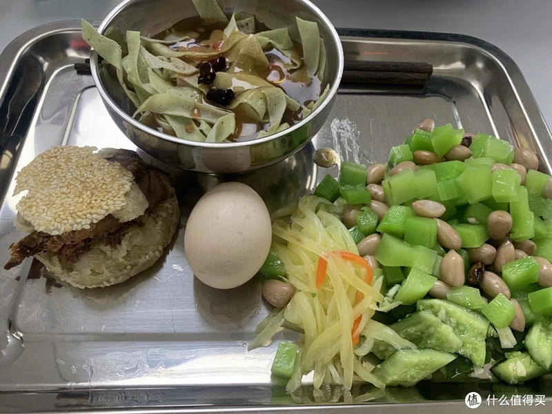 这天的早餐因为有牛肉就吃了一个鸡蛋，减脂不要吃烧饼哈，