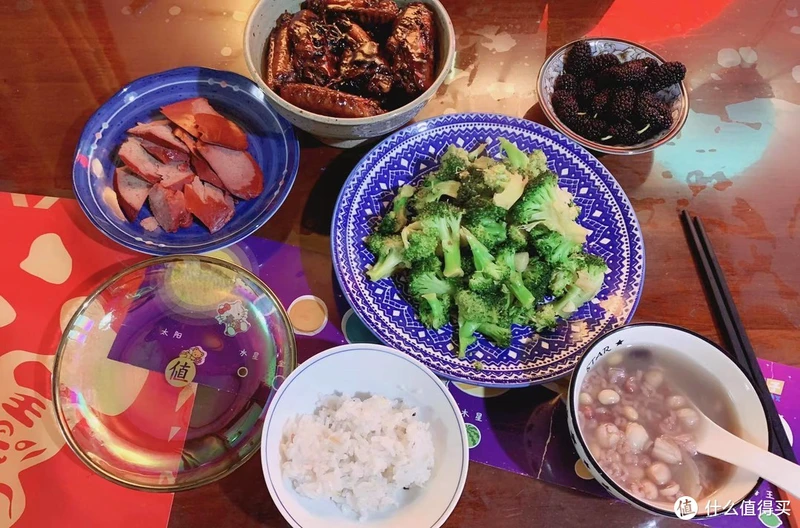 米饭 杂粮粥 肝儿 鸡翅 蒜蓉西蓝花 桑葚
