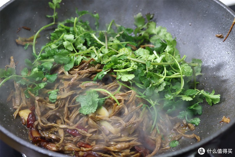 吃干豆角，要记住“先油后水”，熟得快还软乎，味道香入味好吃