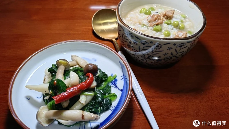 瘦肉粥和蘑菇炒菠菜，摆盘而已，其实是一大碟子