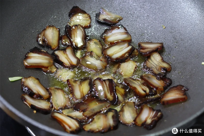 吃干豆角，要记住“先油后水”，熟得快还软乎，味道香入味好吃