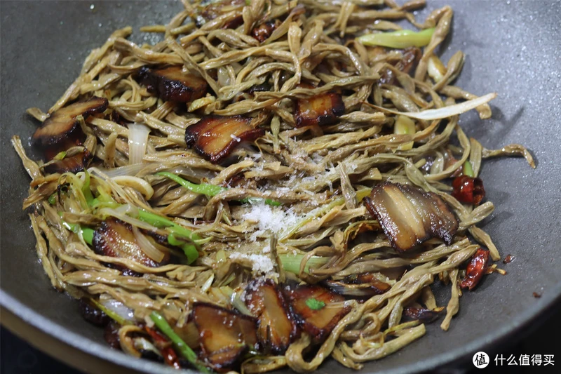吃干豆角，要记住“先油后水”，熟得快还软乎，味道香入味好吃