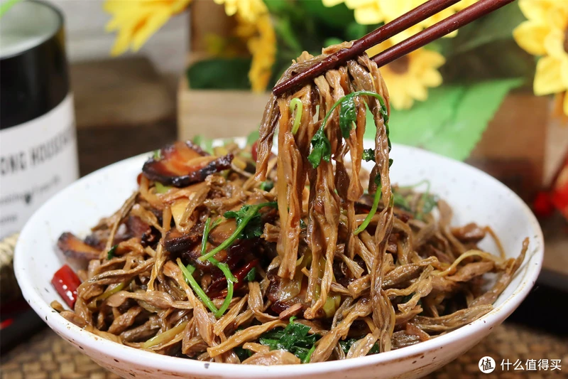 吃干豆角，要记住“先油后水”，熟得快还软乎，味道香入味好吃