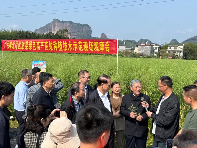 观摩会现场傅廷栋院士进行“油菜多功能利用技术”解说