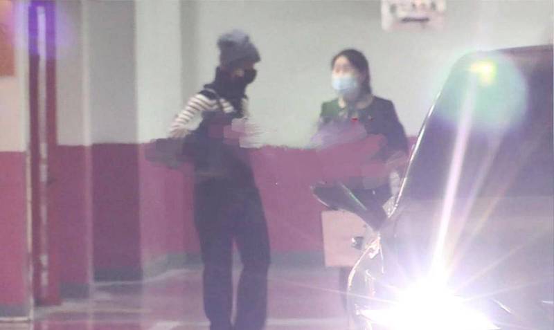 王雷李小萌出月子后逛街！产后一个月恢复少女身材，俩儿子都酷似王雷
