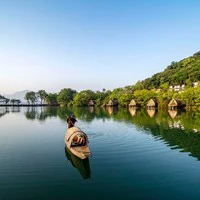 可盲选的亲子度假地，风景好、口碑高！杭州富春芳草地度假酒店 园景双床房1晚（含双早+超丰富亲子玩乐）