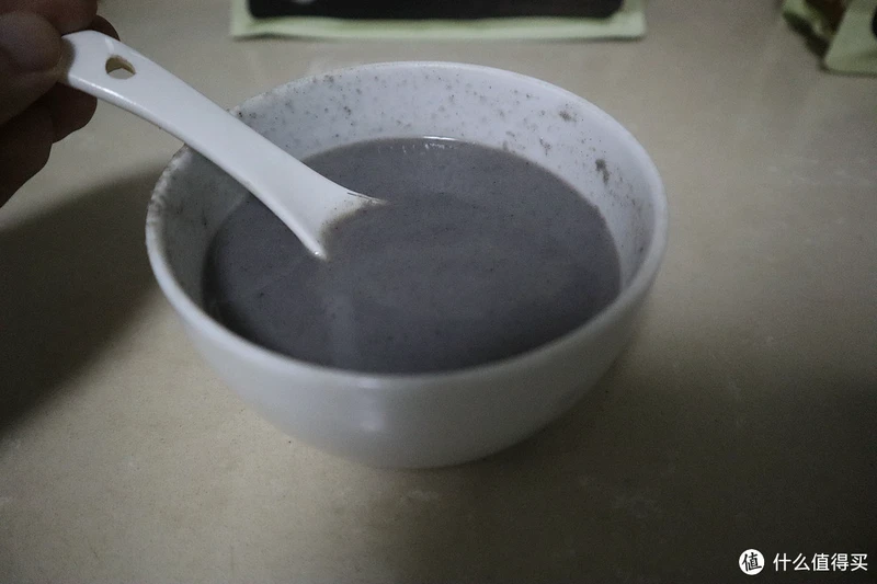 母亲大人喝完了后，说道，有种山药味，芝麻糊比起以前吃过的南瓜芝麻糊更爽口，浓稠度不错，很暖心暖胃