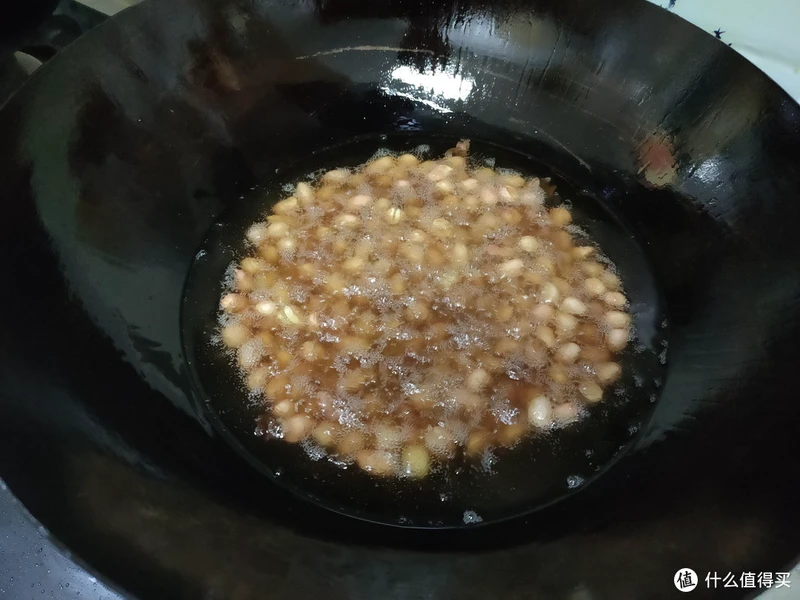 做油炸花生米，花生米炸完后多加一个步骤，香酥脆，半个月不返潮
