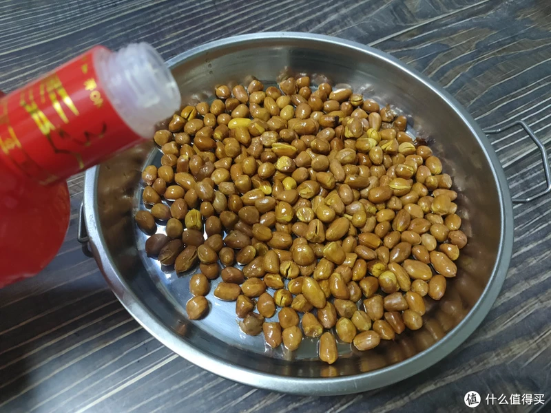 做油炸花生米，花生米炸完后多加一个步骤，香酥脆，半个月不返潮