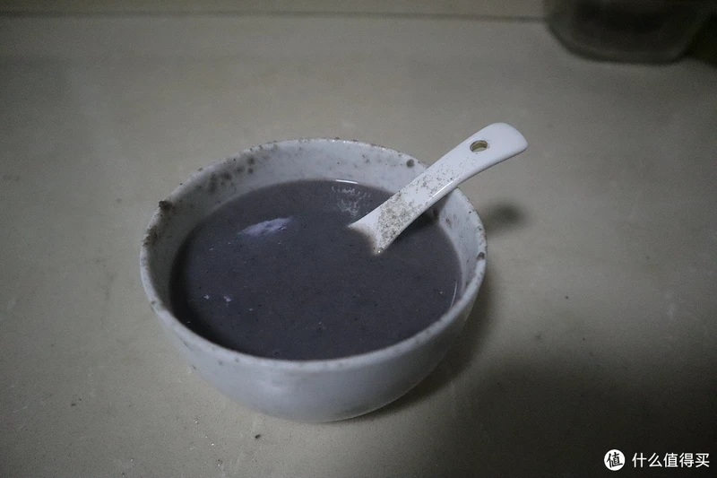 糊了糊了，吃起来可口爽滑，有一股浓浓的芝麻味流入到我的胃里，顿时觉得一股暖流流入我的丹田，还是那个味道，吃一碗芝麻糊简直太惬意了
