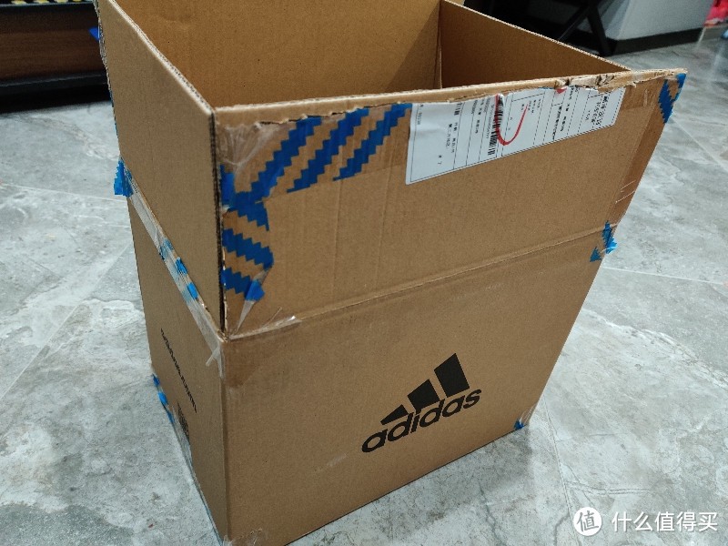 外包装盒子比耐克小多了