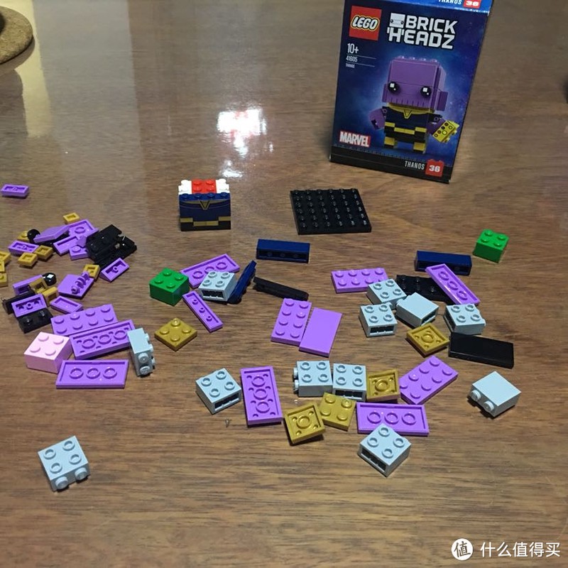 拼了一半的身体和部分砖块
