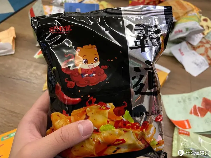 试吃三款全网销量最高“猪饲料”零食到底哪款最好吃的