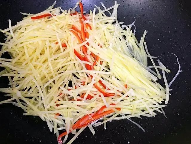 炒土豆丝为什么会变红