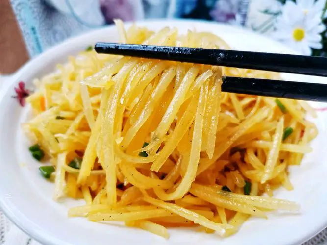 炒土豆丝为什么会变红
