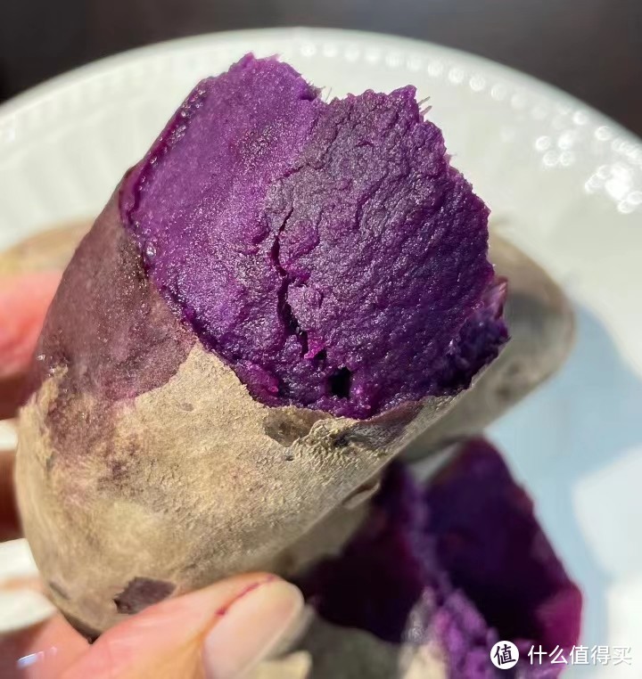 紫薯吃起来口感很软糯，而且不干