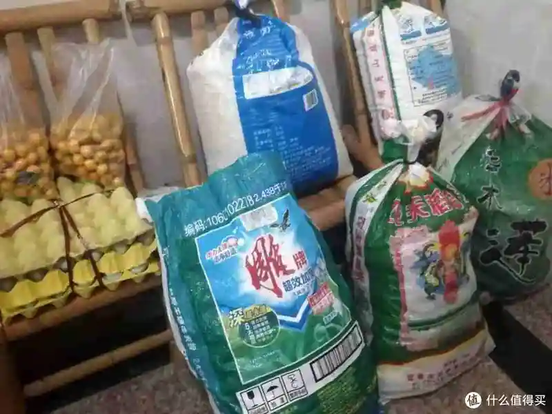 朋友圈晒婆婆送来的好东西，半个月不出门都饿不着，网友：真豪横