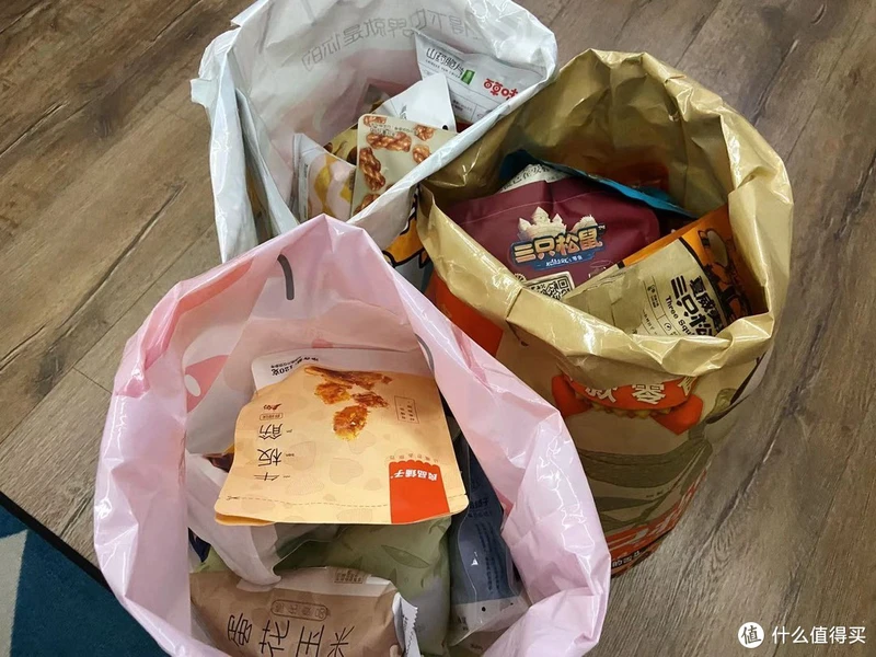 试吃三款全网销量最高“猪饲料”零食到底哪款最好吃的