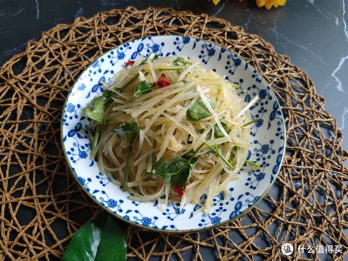 夏天，土豆丝这样做最受欢迎，能下酒能下饭，给大鱼大肉都不换