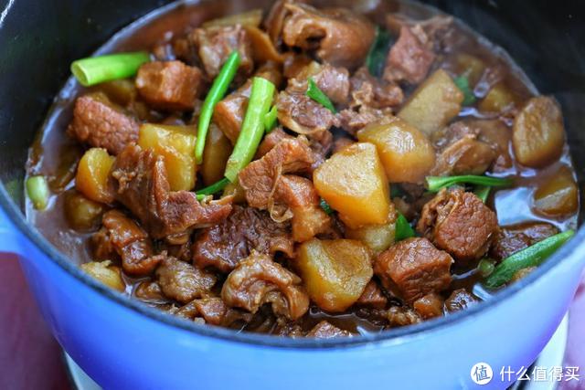 牛肉烧土豆，端上桌老公孩子抢着吃，一锅米饭都不够