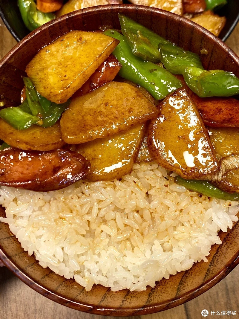 土豆青椒炒火腿肠一出锅就给我香迷糊了!