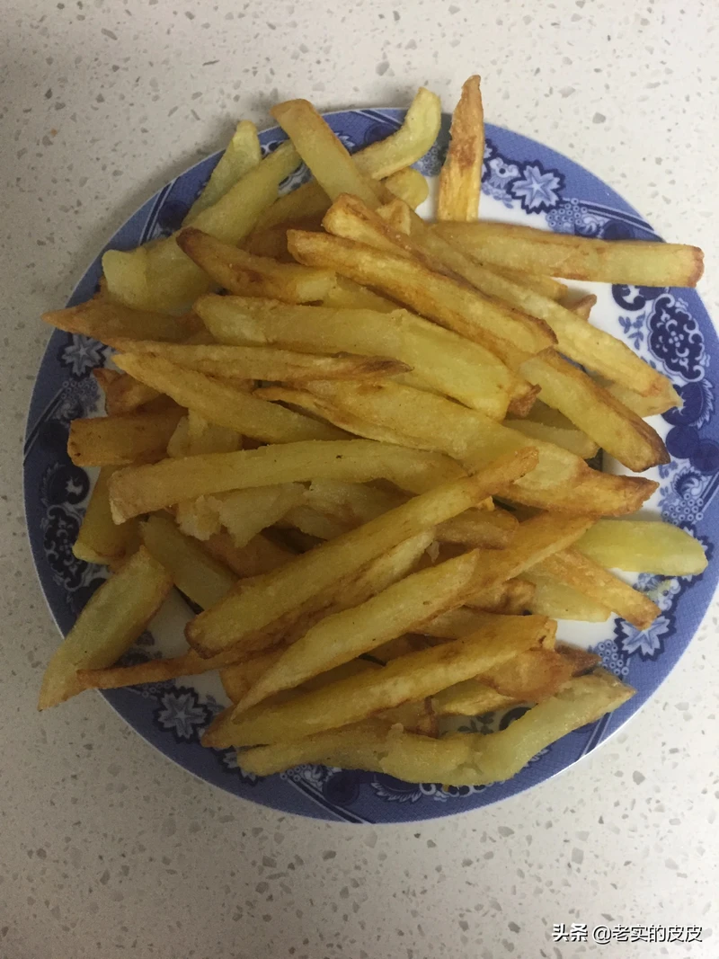 炸土豆条：切条洗净泡水半小时，可以去掉淀粉变硬炸成淡黄炸二次