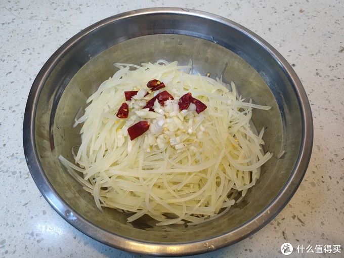 夏天，土豆丝这样做最受欢迎，能下酒能下饭，给大鱼大肉都不换