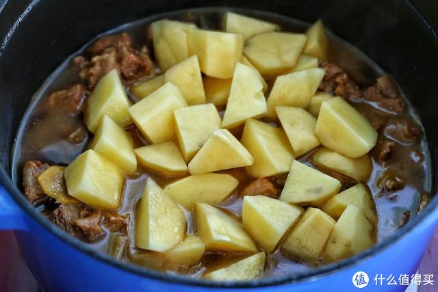 牛肉烧土豆，端上桌老公孩子抢着吃，一锅米饭都不够