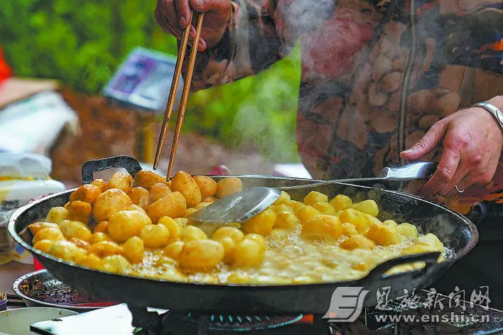 恩施美食——炕土豆。
