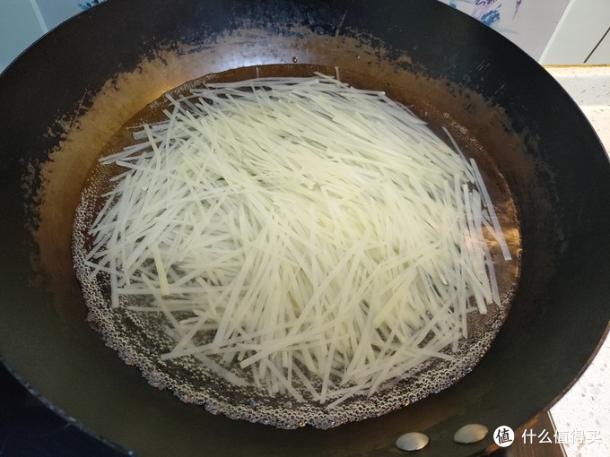 夏天，土豆丝这样做最受欢迎，能下酒能下饭，给大鱼大肉都不换