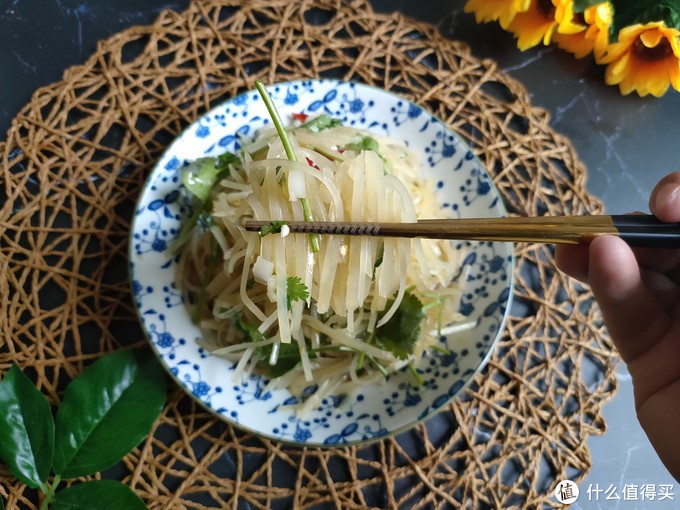 夏天，土豆丝这样做最受欢迎，能下酒能下饭，给大鱼大肉都不换