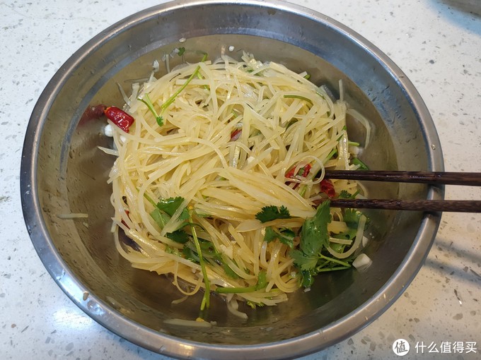夏天，土豆丝这样做最受欢迎，能下酒能下饭，给大鱼大肉都不换
