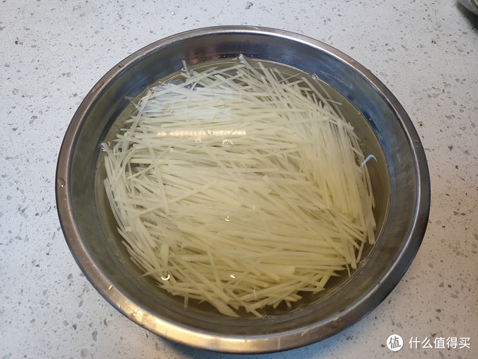 夏天，土豆丝这样做最受欢迎，能下酒能下饭，给大鱼大肉都不换