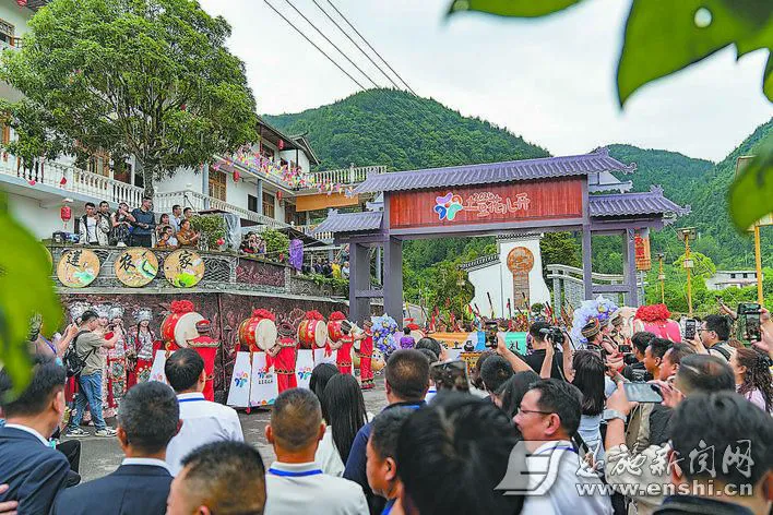 鼓声阵阵迎客来。