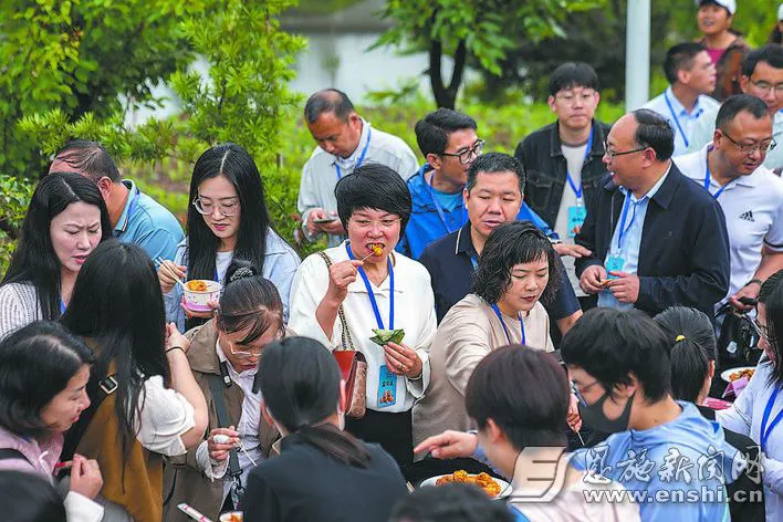 嘉宾在长桌宴前体验土豆美食。