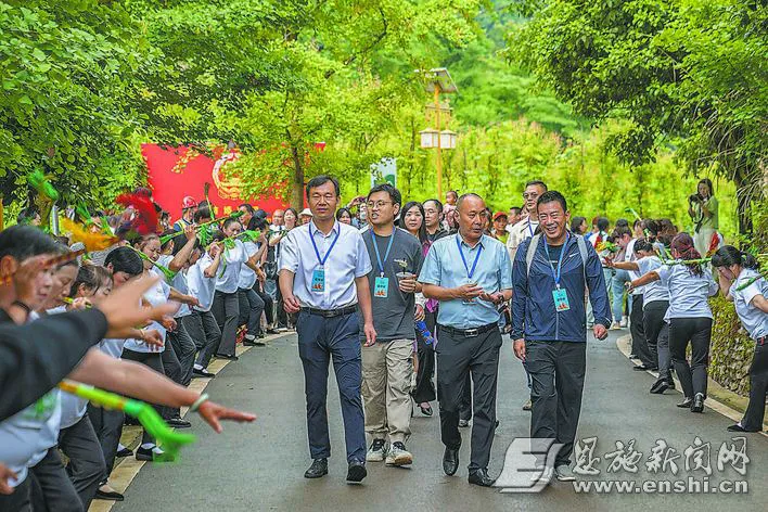 村民打起连厢迎嘉宾。