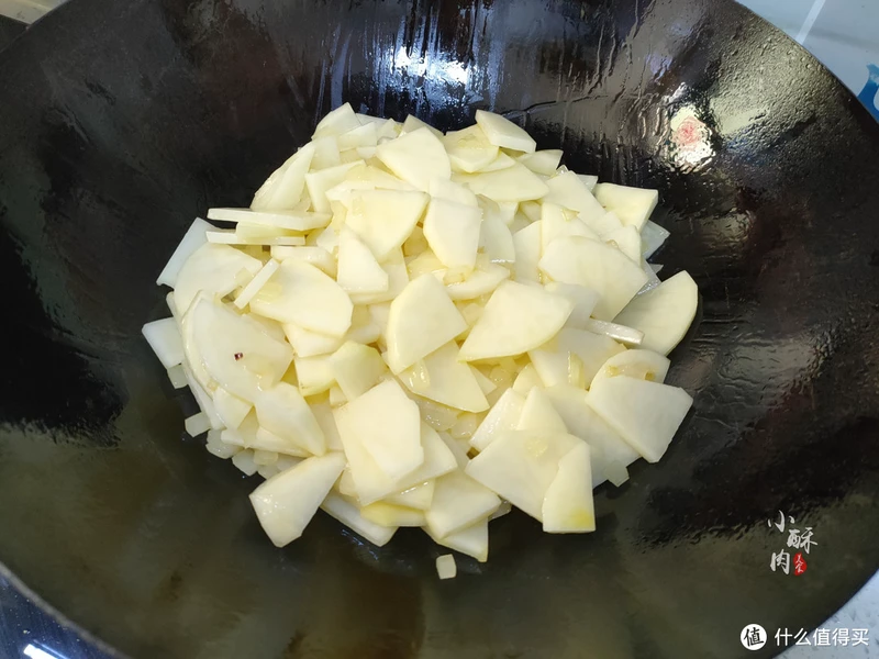 土豆和西红柿一起炒，原来这么好吃，米饭煮少了不够吃，太下饭了