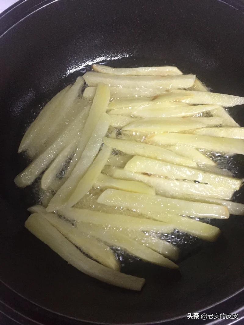 炸土豆条：切条洗净泡水半小时，可以去掉淀粉变硬炸成淡黄炸二次
