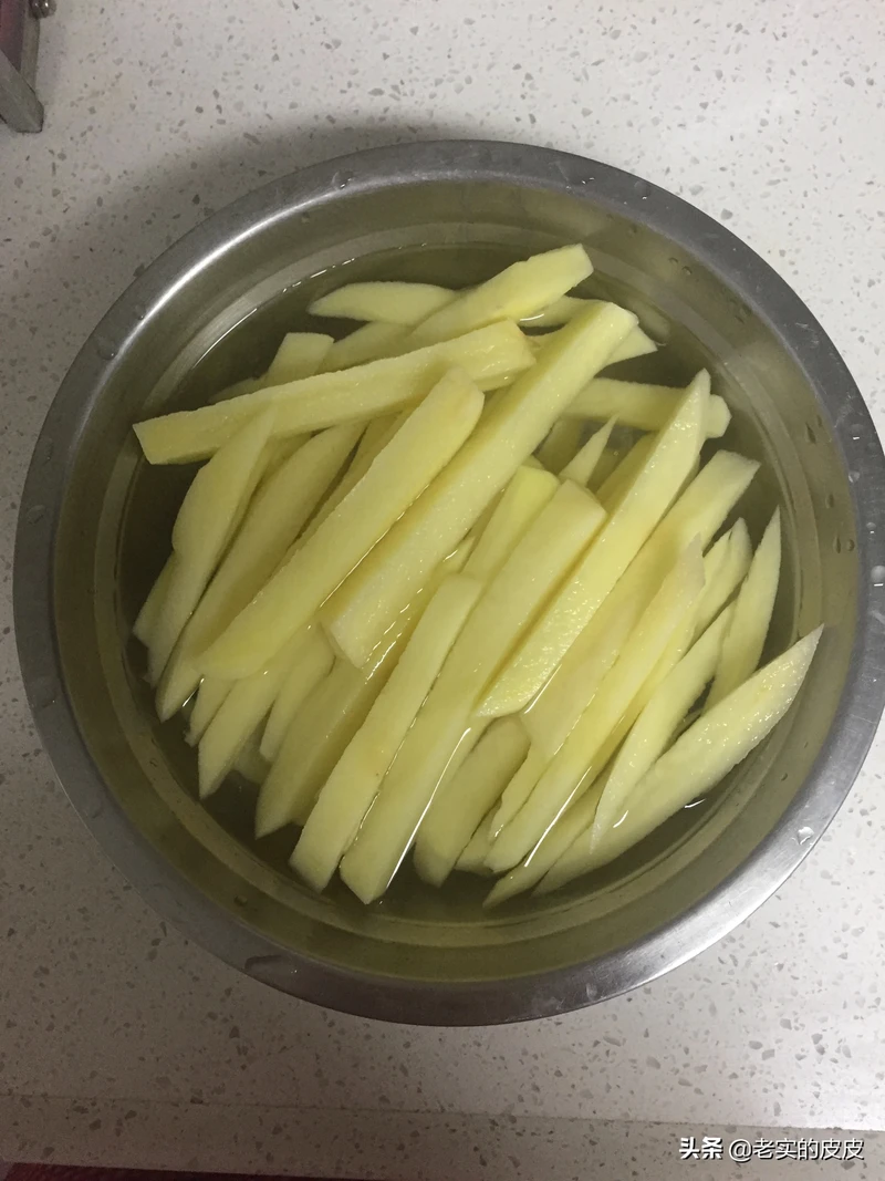 炸土豆条：切条洗净泡水半小时，可以去掉淀粉变硬炸成淡黄炸二次