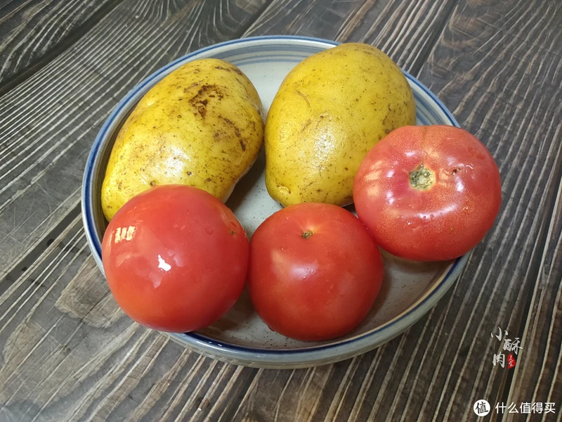 土豆和西红柿一起炒，原来这么好吃，米饭煮少了不够吃，太下饭了